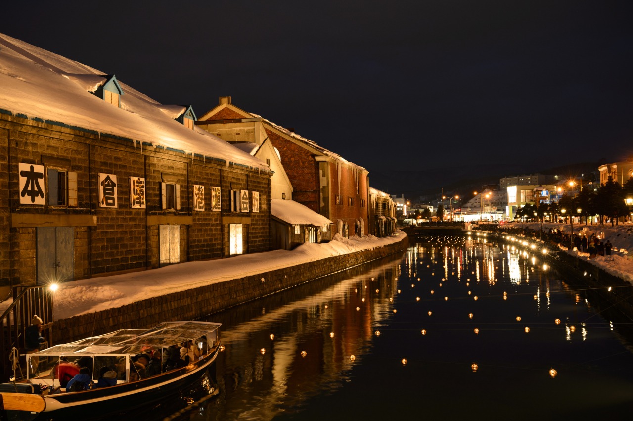 Otaru in winter: canal, merchant houses and glass